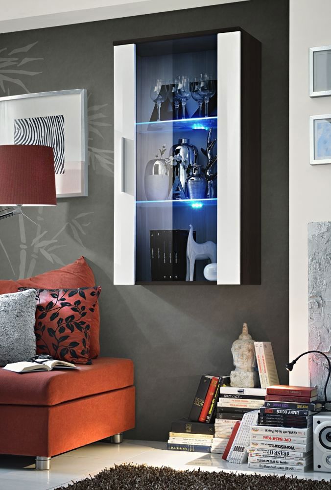 Moderne Hängevitrine mit drei Fächern Salmeli 20, Farbe: Weiß / Schwarz - Abmessungen: 110 x 60 x 29 cm (H x B x T), mit LED-Beleuchtung