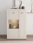 Vitrine | Farbe: Kaschmir | klein | 1 Glastür | Maße: 83,5 x 35 x 130 cm | 1 Drehtür | 3 Fächer | getöntes Glas | Metallgriffe | schlichtes Design