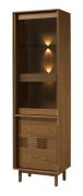 Vitrine mit Türanschlag rechts | 58 x 43 x 204 cm | Eiche Karamell | inkl. LED-Beleuchtung | Glasschrank | 1 Schublade | 2 Türen | 5 Fächer | gehärtetes Glas Antisol braun | Inginele 06