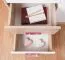 Kinderzimmer - Kommode Fabian 07, Farbe: Eiche Hellbraun / Weiß / Rosa - 130 x 80 x 40 cm (H x B x T)