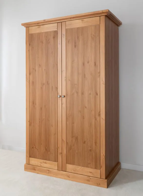 Kleiderschrank / Drehtürenschrank | aus massiv finnische Kiefer | natürliche Maserung | Farbe: Eiche | klassisch und modern | Maße: 212,5 x 129 x 63 cm