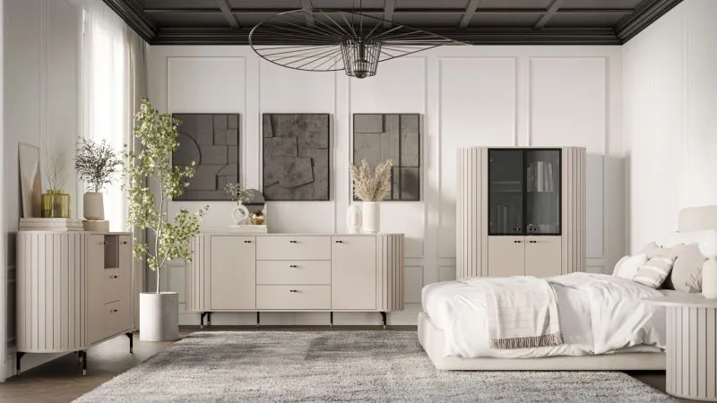 Schlafzimmer - Set C Annelin, 4-teilig, in Kaschmir, mit Dekorleisten, 2 Kommoden mit Schubladen, 1 Vitrine, 1 Beistelltisch, Füße und Griffe aus Metall