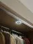 Falttür / Kleiderschrank | Farbe: Beige / Eiche | 3 Schubladen | 3 Kleiderstangen | 200 x 60 x 240 cm | inkl. LED-Beleuchtung | Soft-Close-Funktion