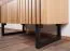 Vitrine Slatina 06, Farbe: Eiche / Schwarz, teilmassiv - Abmessungen: 146 x 91 x 45 cm (H x B x T)