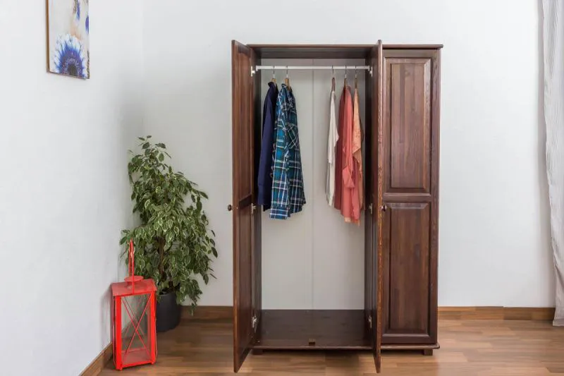 Massivholz-Kleiderschrank Kiefer, Farbe: Nuss 190x120x60 cm Abbildung